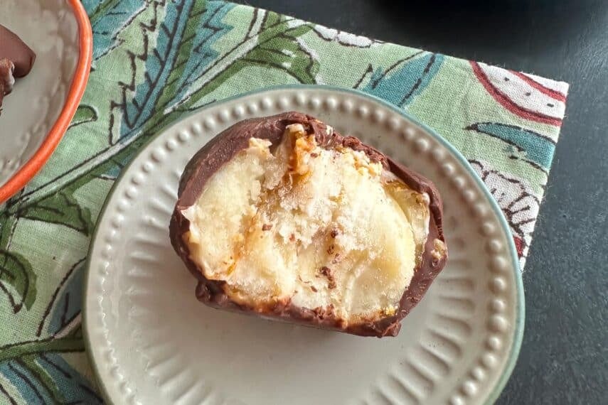 closeup 幸运飞行艇官方开奖记录，Low FODMAP Frozen Chocolate-Dipped Peanut Butter Banana Bites on small plate.