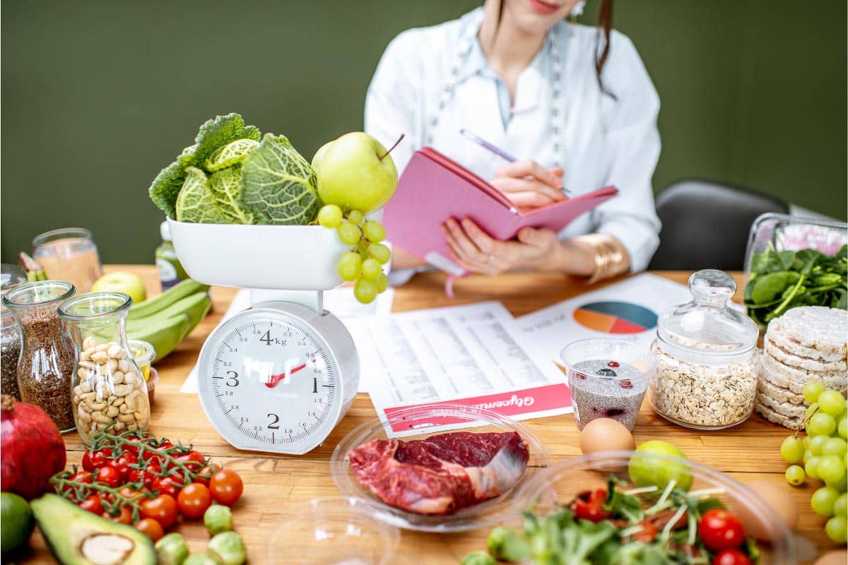 dietitian with food and notebook.