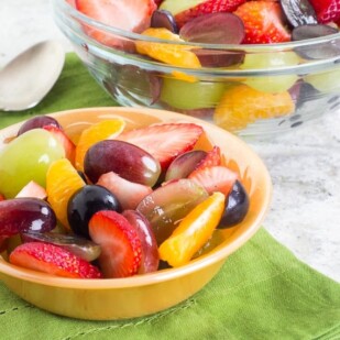 No FODMAP fruit salad in bowl on green napkin