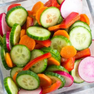 No FODMAP Vegetable Salad in clear square glass bowl